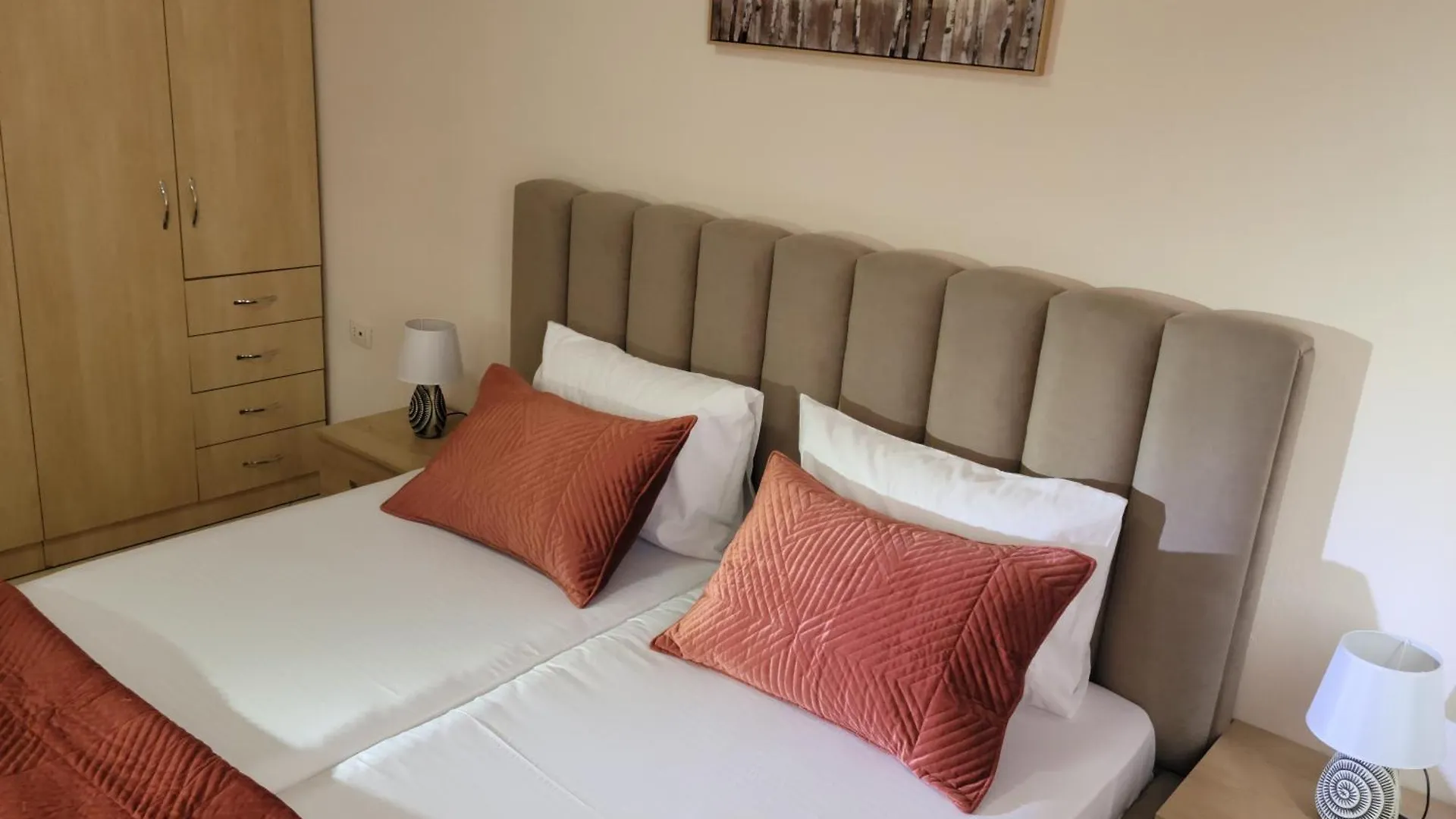 Gledis Appartment Tirana 0*,  Albania
